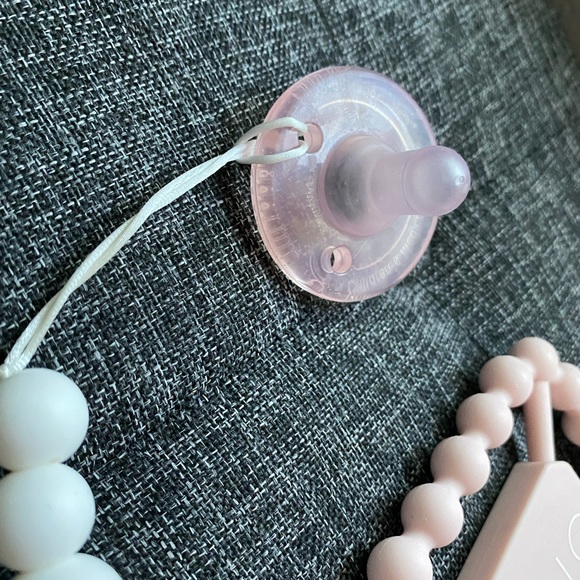 “Hello Darling” Silicone Teether & Pacifier Clip - Picture 4 of 4